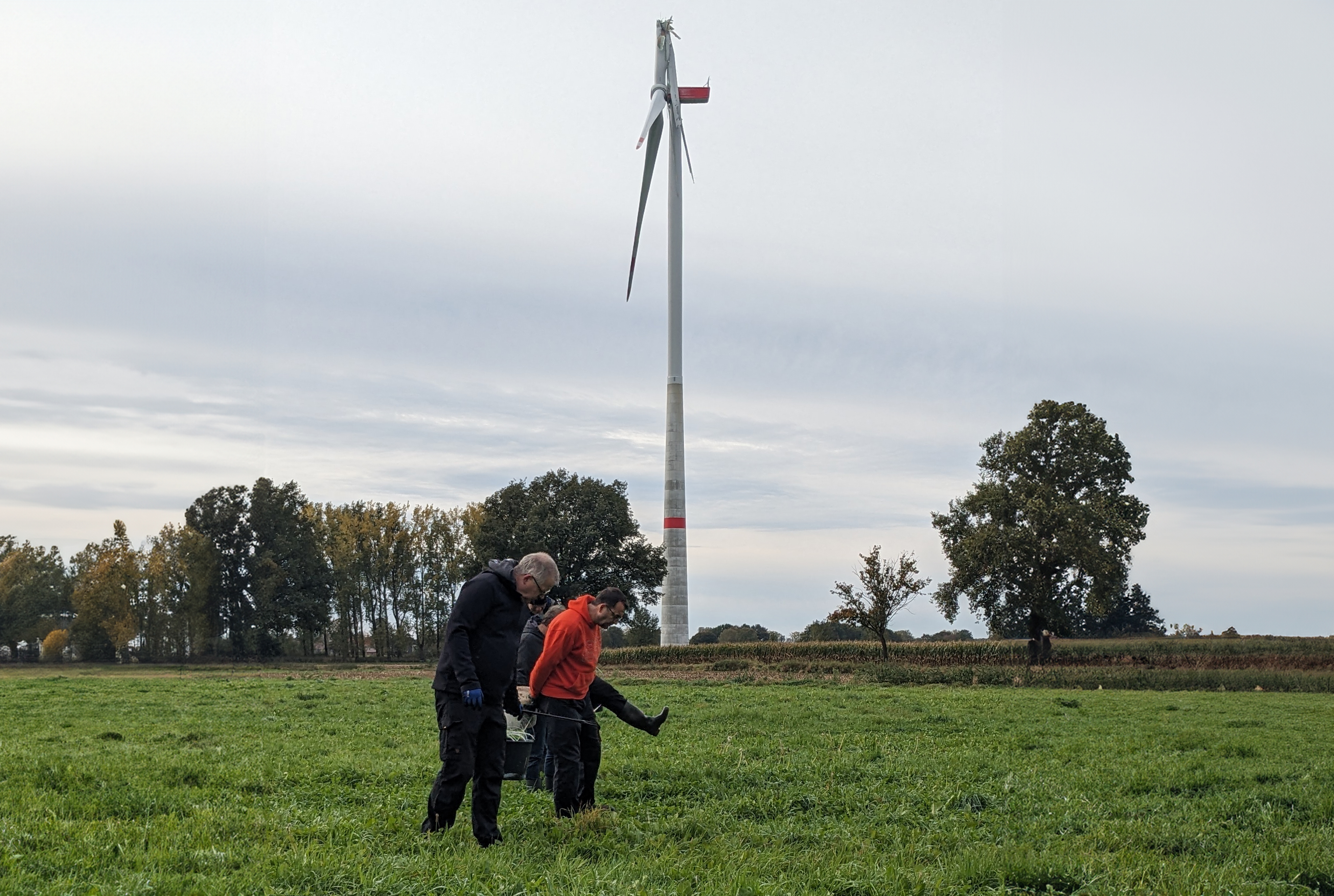 Windrad Reste werden aufgesammelt